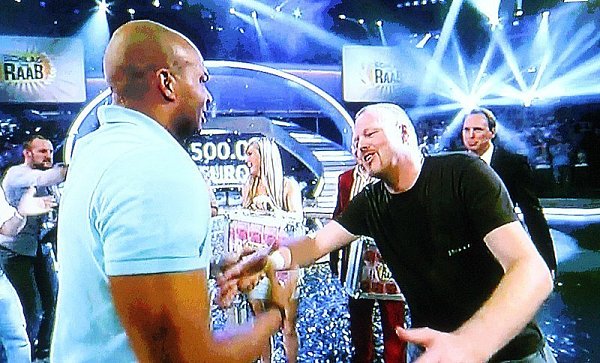 Kontrahent Stefan Raab (rechts) beglückwünscht Bielefelds Neu-Millionär Gil Kwamo-Kamdem. - © SCREENSHOT: JENS REDDEKER
