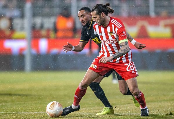 Loic Lapoussin von Union St. Gilloise kämpft gegen Berlins Kapitän Christopher Trimmel (r.) um den Ball. - © Andreas Gora/dpa