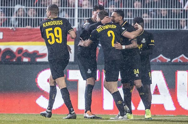 Spieler von Union St. Gilloise jubeln nach Bonifaces Treffer zum 3:2. - © Andreas Gora/dpa