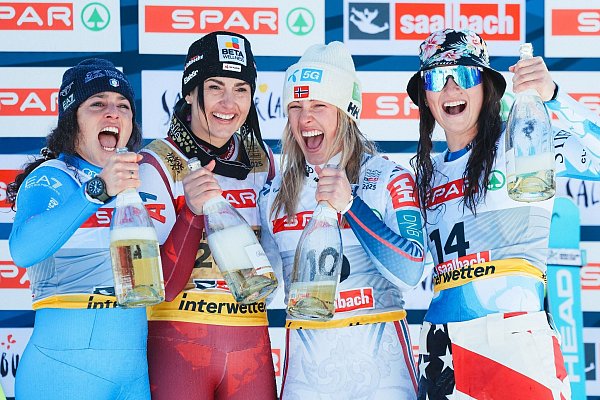 Das Siegerpodest des WM-Super-G mit gleich vier Fahrerinnen. - © Jens Büttner/dpa