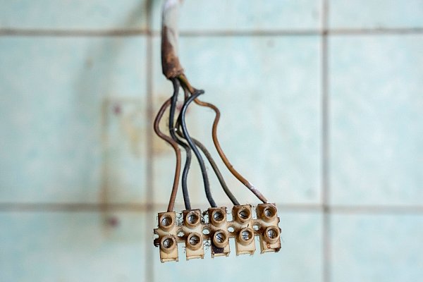 Sicher und attraktiv: Eine neue Elektrik kann der alten Immobilie zu neuem Glanz verhelfen. - © Florian Schuh/dpa-tmn