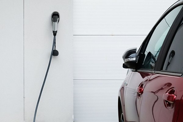 Wer über neue Elektrik im Haus nachdenkt, kann das gleich mitmachen: die Installation einer Wallbox fürs E-Fahrzeug. - © Bernd Diekjobst/dpa-tmn