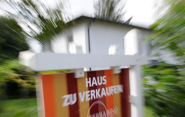 Zu verkaufen: Schon mit kleinen Verschönerungsmaßnahmen und einem gepflegten Eindruck kann man die Attraktivität einer Immobilie steigern. - © Tobias Hase/dpa-tmn