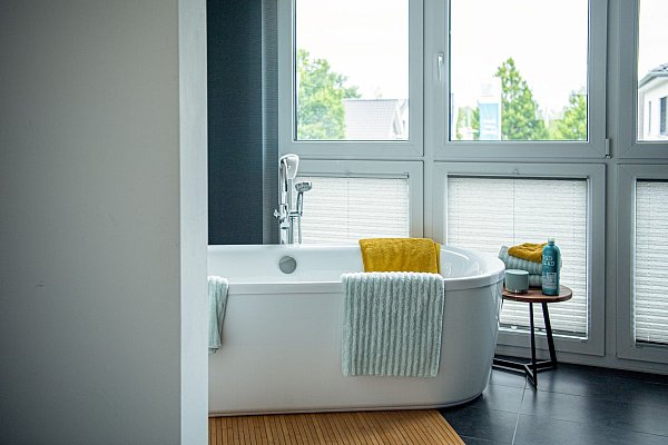 Das Bad ist für viele Menschen ein Wohlfühlort. Eine regelmäßige Erneuerung steigert bei einem möglichen Verkauf die Chancen. - © Laura Ludwig/dpa-tmn