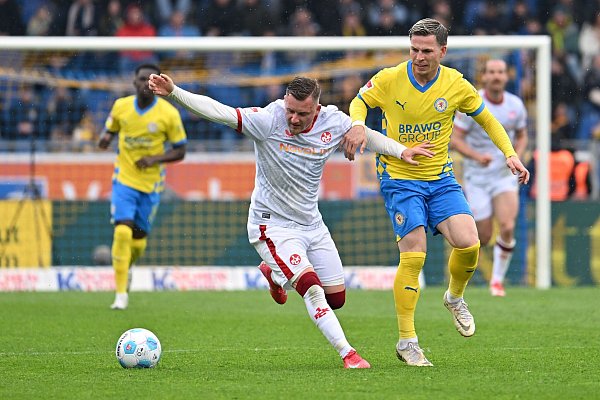 Kaiserslauterns Marlon Ritter (l) spielt gegen Braunschweigs Lino Tempelmann. - © Swen Pförtner/dpa