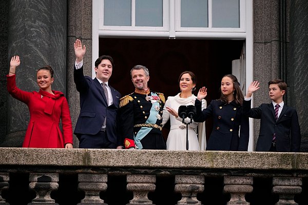 Dänemarks König Frederik X. und Königin Mary sowie ihre Kinder Prinzessin Josephine (l-r), Kronprinz Christian, Prinzessin Isabella und Prinz Vincent winken nach der Proklamation im Schloss Christiansborg. - © Bo Amstrup/Ritzau Scanpix Foto/AP/dpa