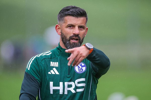 Nach einer Saison zum Vergessen hat Schalke mit Neu-Trainer Miron Muslic neue Ambitionen. - © Tim Rehbein/dpa