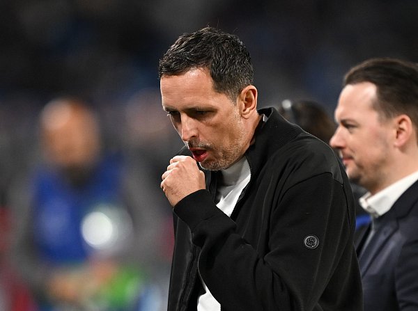 Eintracht-Coach Dino Toppmöller begleitete sein Team an der Seitenlinie, wirkte aber immer noch angeschlagen. - © Arne Dedert/dpa