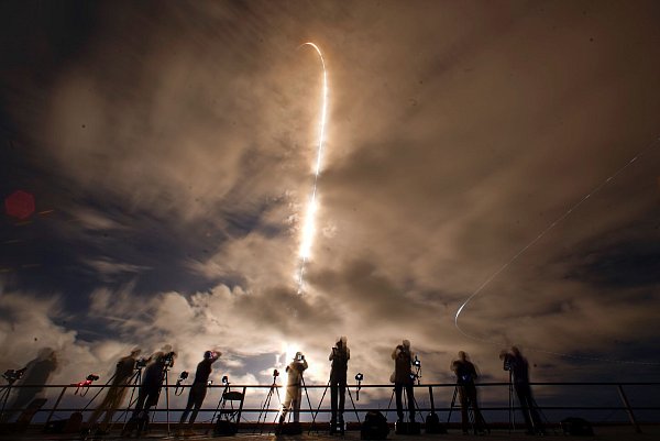 Richtung All in extreme Höhen startete die Falcon-9-Rakete. - © John Raoux/AP/dpa