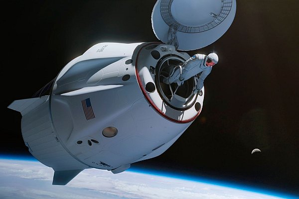Der Crew Dragon hat keine Schleuse - es geht direkt raus ins All, wie diese Illustration zeigt. - © SpaceX/AP/dpa