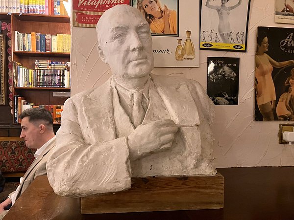 Eine Büste thront im ersten Stock des Edgar Wallace Pubs in London. - © Christoph Meyer/dpa