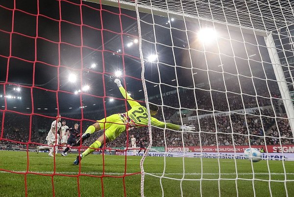 Der erste Streich: Jonathan Burkardt (schwarzes Trikot) köpft das 2:0 für Mainz. - © Harry Langer/dpa