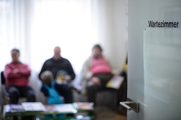 Kardiologe, Augenärztin, Gynäkologe: Immer wieder machen Menschen die Erfahrung, dass sie keine Facharztpraxis finden. - © Sina Schuldt/dpa/dpa-tmn