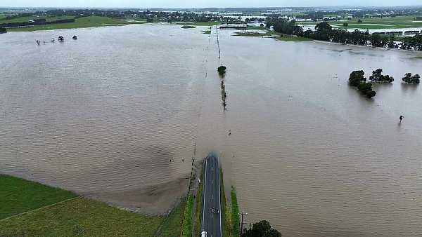 Betroffene sagten, man sehe nur noch Wasser so weit das Auge reicht. - © Supplied/NSW SES/dpa