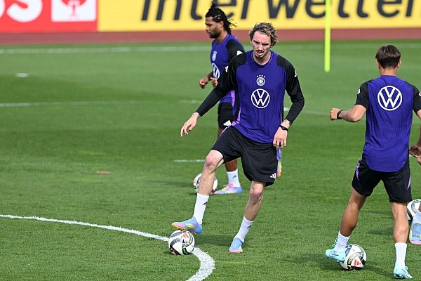Debüt im Nationalteam? DFB-Neuling Nick Woltemade (M) beim Training in Herzogenaurach. - © Federico Gambarini/dpa