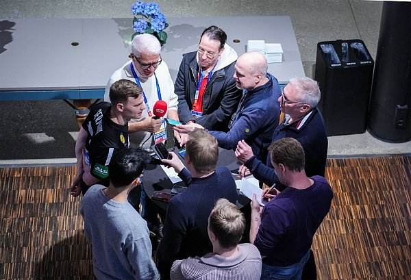 Timo Kastening freut sich auf die Rückkehr von Juri Knorr zum WM-Viertelfinale der deutschen Handballer gegen Portugal. - © Soeren Stache/dpa