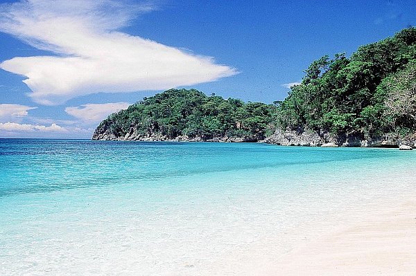 Die Philippinen liegen ziemlich fern. Dafür werden Urlauber verwöhnt mit weißen, feinsandigen Stränden. Und vor allem die Inselgruppe Palawan hat noch unberührte Natur zu bieten sowohl über als auch unter Wasser. - © FOTO: DPA PICTURE-ALLIANCE