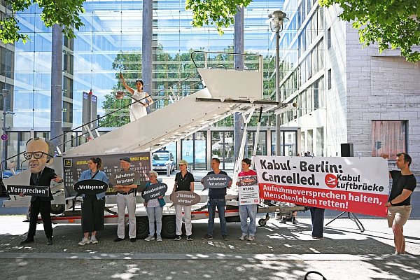Aktivsten unterstützen mit Protestaktion Klagen von Afghanen gegen die Bundesregierung. (Archivbild) - © Michael Brandt/dpa