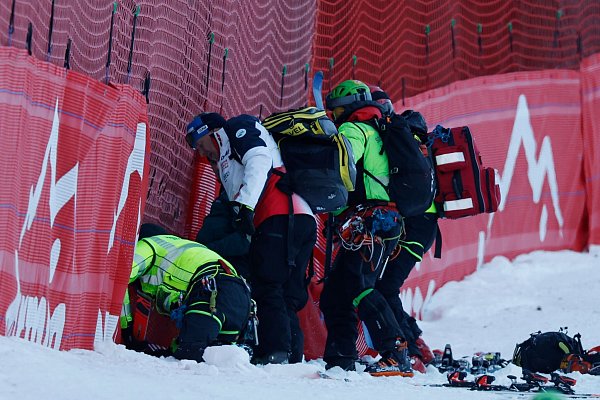 Der Franzose Cyprien Sarrazin musste nach seinem Trainingssturz in Bormio am Kopf operiert werden. - © Alessandro Trovati/AP/dpa