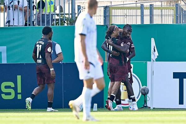 Sein Tor ebnet Leipzig den Weg in die zweite Runde: Ezechiel Banzuzi. - © Uwe Anspach/dpa