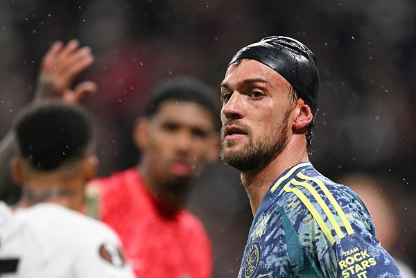Spielte nach einer Kopfverletzung mit Badekappe weiter: Daniele Rugani. - © Arne Dedert/dpa