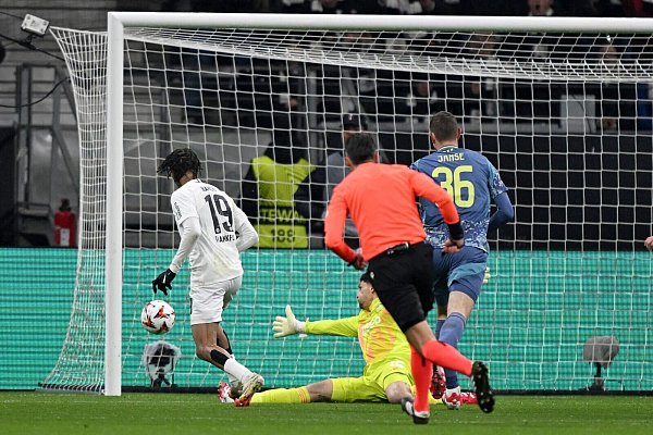 Brachte die Eintracht früh in Führung: Jean-Matteo Bahoya. - © Arne Dedert/dpa