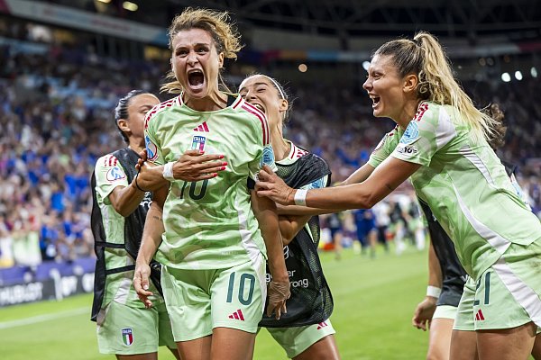 Kapitänin Cristiana Girelli traf im Viertelfinale doppelt und sorgte für Extase im Team. - © Martial Trezzini/KEYSTONE/dpa