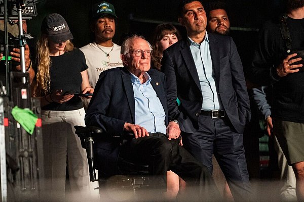 Bernie Sanders kündigte den Auftritt der Sängerin Clairo an. - © Amy Harris/Invision/AP/dpa