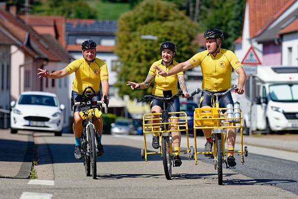 Sie fahren mit Postfahrrädern und einem Gravelbike - alle ohne Elektromotor. - © Uwe Anspach/dpa