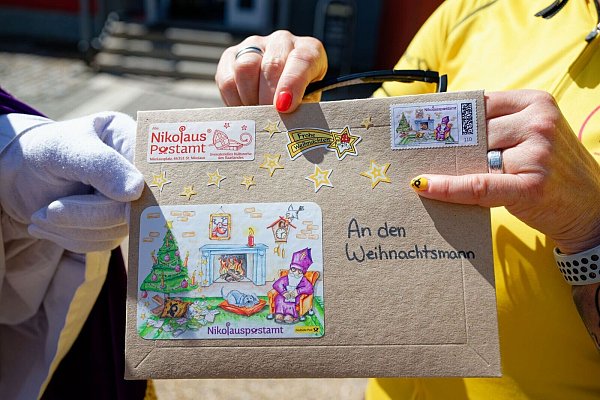 Der Nikolaus wünscht sich, dass der Weihnachtsmann ihm antwortet. - © Uwe Anspach/dpa