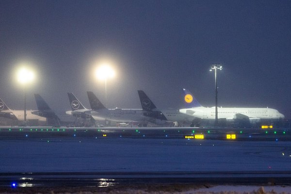 Erneut wurden Flüge am Frankfurter Flughafen annulliert. - © Lando Hass/dpa
