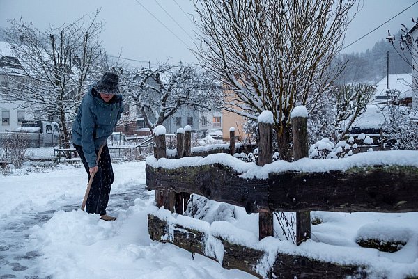 Ein Mann schaufelt in Kordel (Rheinland-Pfalz) Schnee. - © Harald Tittel/dpa