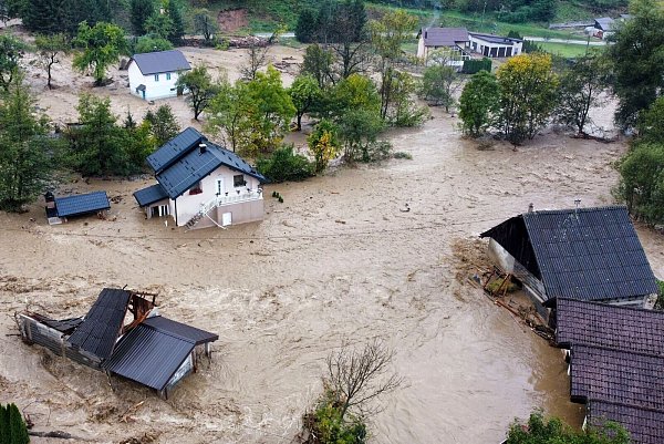 Bei Überschwemmungen und Erdrutschen in Bosnien-Herzegowina kamen mindestens 18 Menschen ums Leben (Foto aktuell). - © Robert Oroz/AP