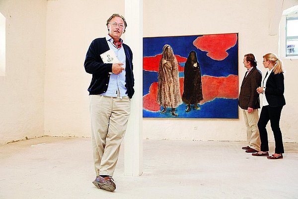 Künstler Haralampi G. Oroschakoff (links) präsentiert "Different Worlds" auf Schloss Wendlinghausen. Im Hintergrung: Schlossherr Joachim von Reden und Projektmanagerin Katja Tiemann. - © FOTO: BECKSCHÄFER