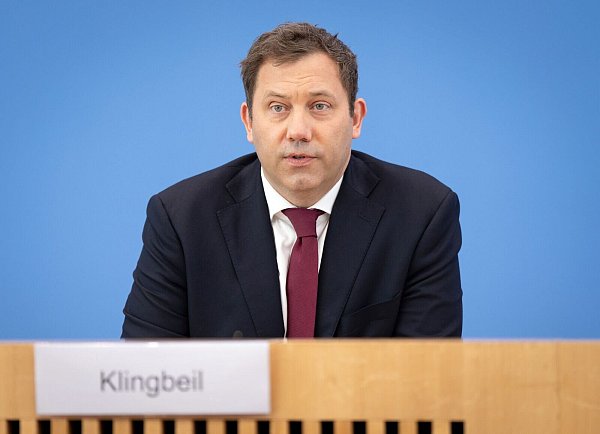 Das Bundesfinanzministerium hat den mittelfristigen finanzpolitisch-strukturellen Plan im Juli in Brüssel eingereicht. - © Soeren Stache/dpa