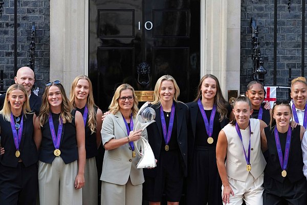 Englands Cheftrainerin Sarina Wiegman hält stolz den Pokal in den Händen. - © Kirsty Wigglesworth/AP/dpa