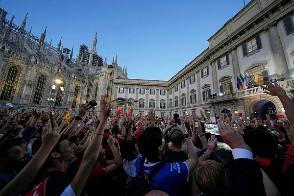 Was für eine Einstimmung für Ferrari aufs Heimrennen. - © Luca Bruno/AP/dpa