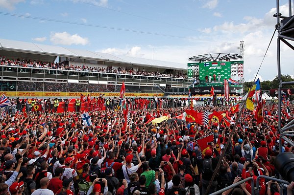 Es ist das Podium. nach dem sich alle sehnen - erst recht die Ferrari-Piloten. - © Antonio Calanni/AP/dpa
