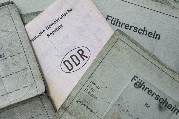 Alte Lappen ausrangiert: Führerscheine in der EU müssen nach gestaffelten Fristen umgetauscht werden. - © Wolfram Kastl/dpa/dpa-tmn