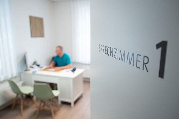 Unter anderem beim Arztbesuch wird das «Sie» häufig weiterhin gepflegt. (Symbolbild) - © Sebastian Kahnert/dpa