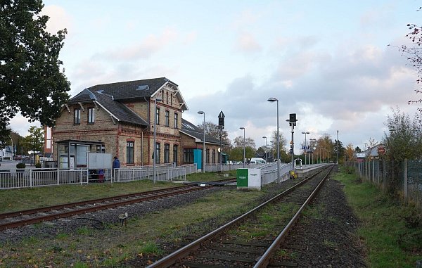 Die Bahnstation Sörup auf der Strecke zwischen Kiel und Flensburg hat einen Sonderpreis erhalten. (Foto Produktion) - © Marcus Brandt/dpa