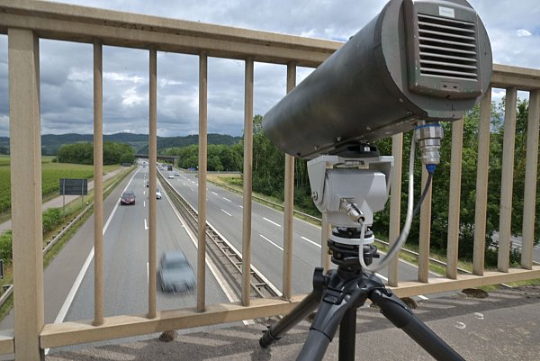 Ein in den Niederlanden erfolgreicher «Handy-Blitzer» wurde in Rheinland-Pfalz getestet (Archivbild). - © Harald Tittel/dpa