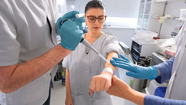 Zehn Mittel gegen Mücken und Zecken haben die Warentester geprüft. - © Stiftung Warentest/dpa-tmn