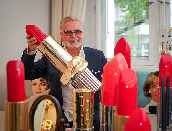 Sammelt gerne Lippenstifte: der Berliner Visagist René Koch. - © Soeren Stache/dpa