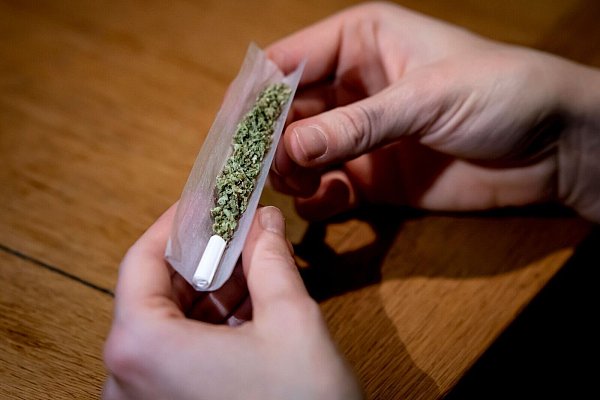 Ärztevertreter sorgen sich vor allem, dass legal erworbenes Cannabis an unter 18-Jährige weitergegeben werden könnte. Laut Bundeszentrale für gesundheitliche Aufklärung haben elf Prozent der Jungen zwischen zwölf und 17 Jahren und acht Prozent der Mädchen schon einmal gekifft. - © Fabian Sommer/dpa