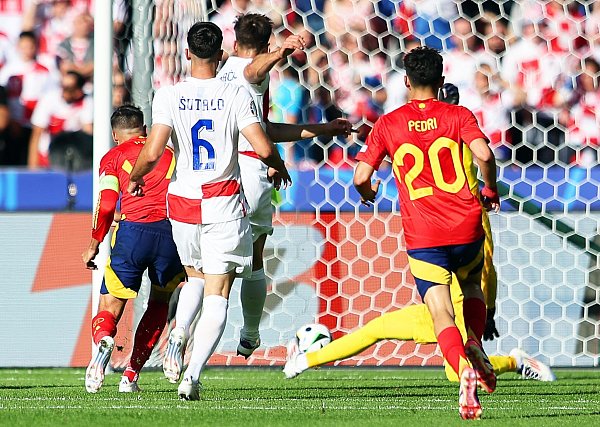 Spaniens Alvaro Morata (l) brachte die Andalusier mit seinem Tor auf die Siegerstraße. - © Andreas Gora/dpa