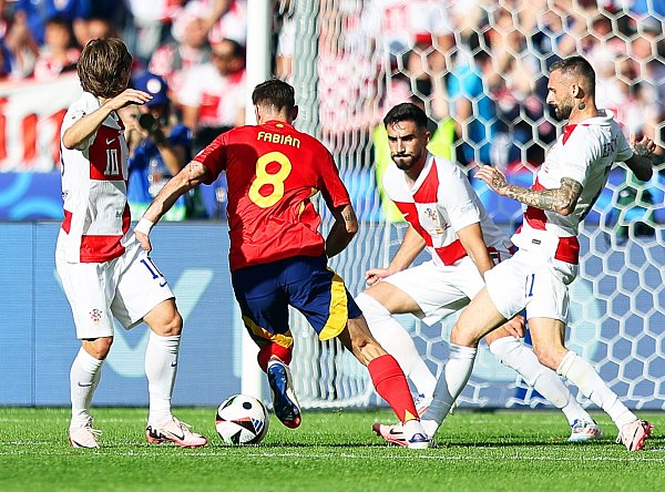 Spaniens Fabian Ruiz (2.v.l) setzt sich zunächst gegen Kroatiens Luka Modric (l-r), Josip Sutalo und Marcelo Brozovic durch und sorgt dann für das zwischenzeitliche 2:0. - © Andreas Gora/dpa