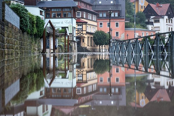 Die Häuser des Luftkurortes Rathen spiegeln sich im Hochwasser der Elbe. Die Pegelstände steigen in Sachsen weiter an. In Ostsachsen wird spätestens zur Wochenmitte die höchste Alarmstufe erreicht. - © Jan Woitas/dpa/dpa-tmn