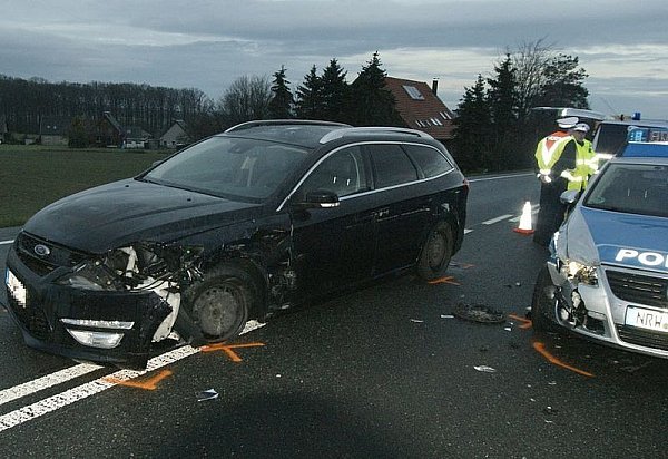 Ein 41-Jähriger übersah beim Wenden den Streifenwagen trotz Blaulicht und Martinshorn. - © FOTO: BERND PICKER