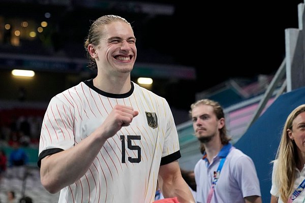 Spielmacher Juri Knorr glaubt an den Gold-Coup im Finale. - © Brian Inganga/AP/dpa